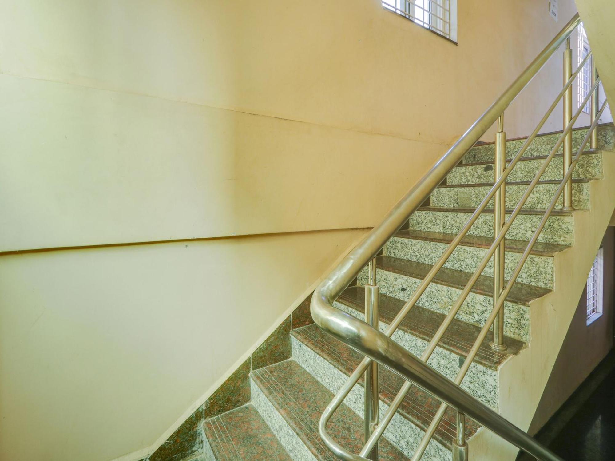 Super Townhouse Qualia Prime Hotel Near Nexus Mall Hyderabad Esterno foto